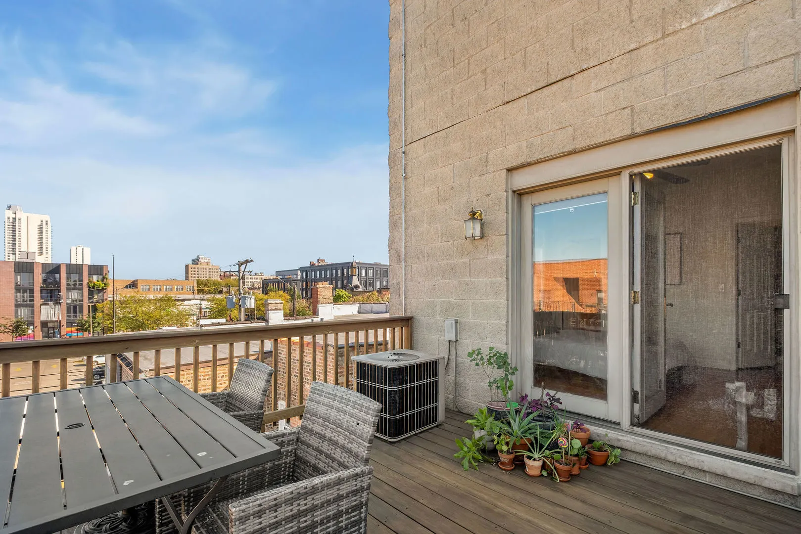 1224 W WINONA Street 3E IL