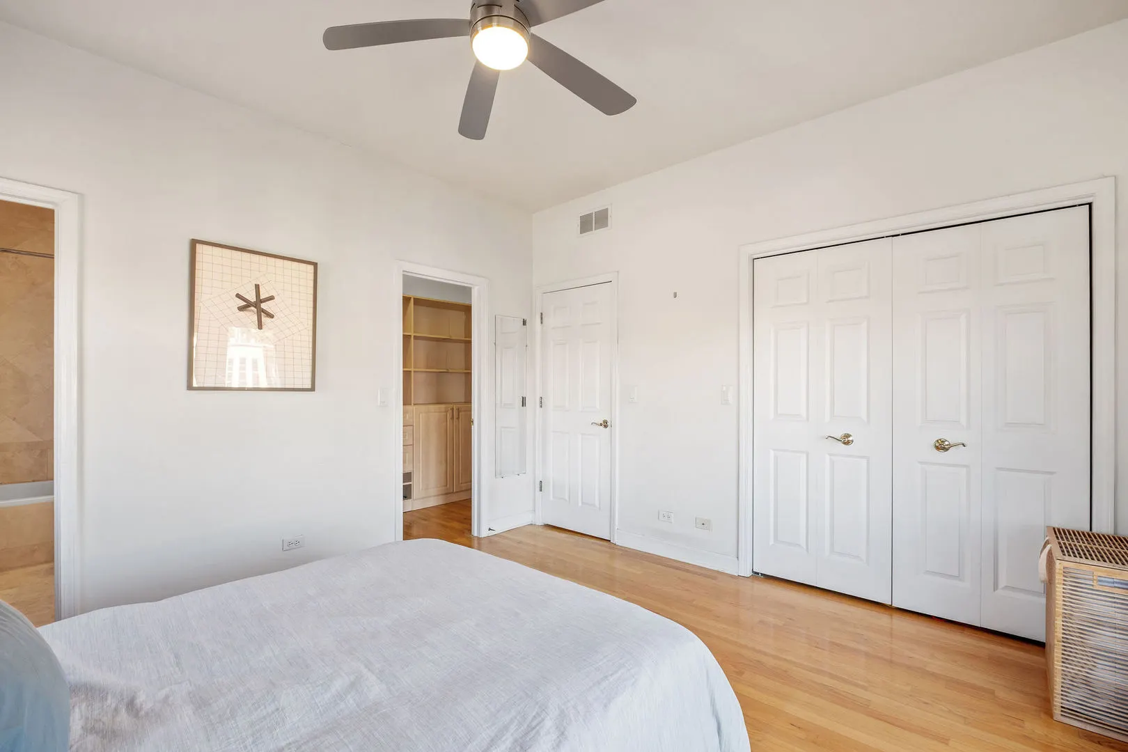 1224 W WINONA Street 3E IL
