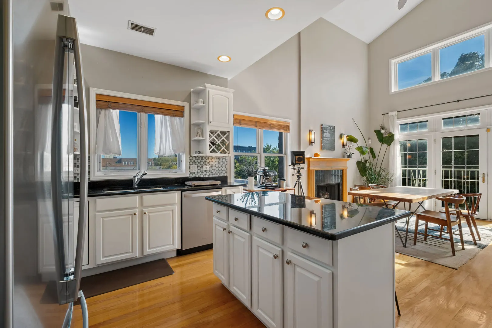 1224 W WINONA Street 3E IL
