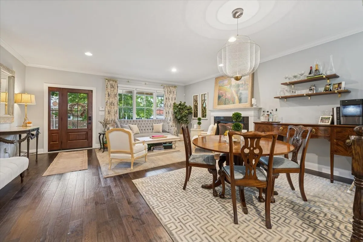 2226 W Barry Avenue IL