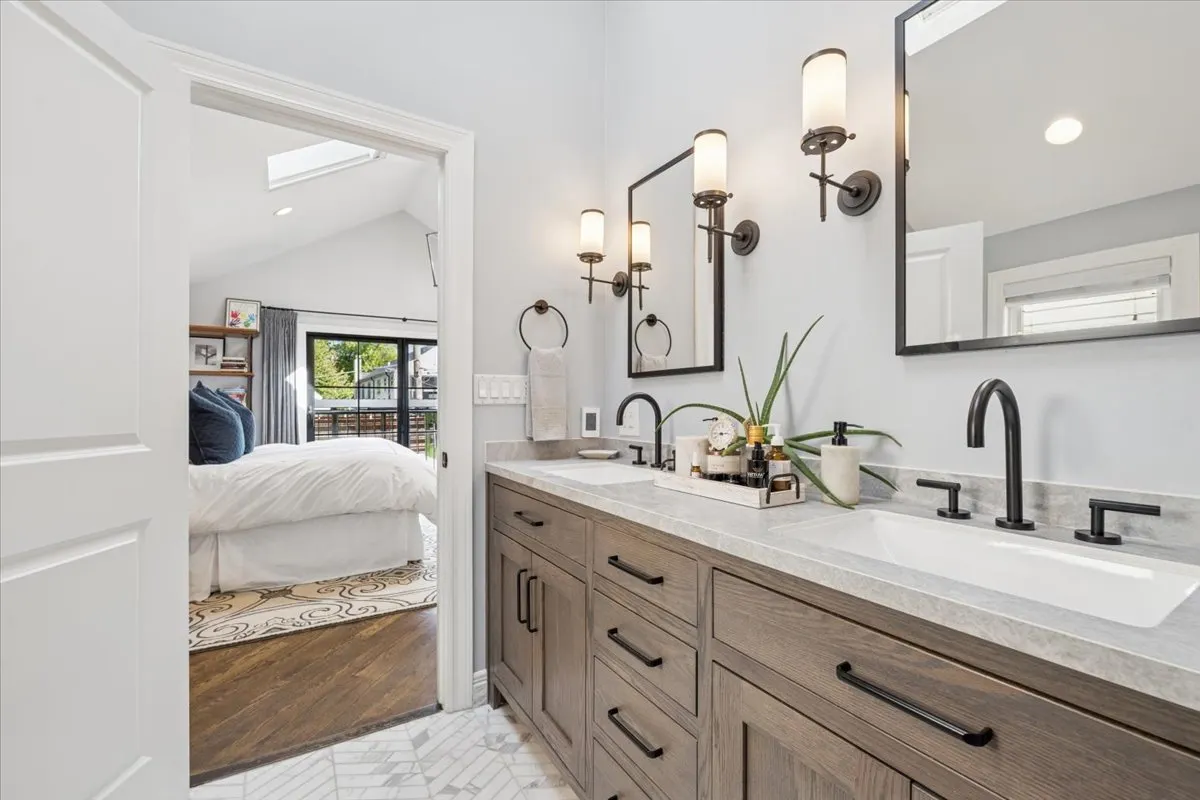 2226 W Barry Avenue IL