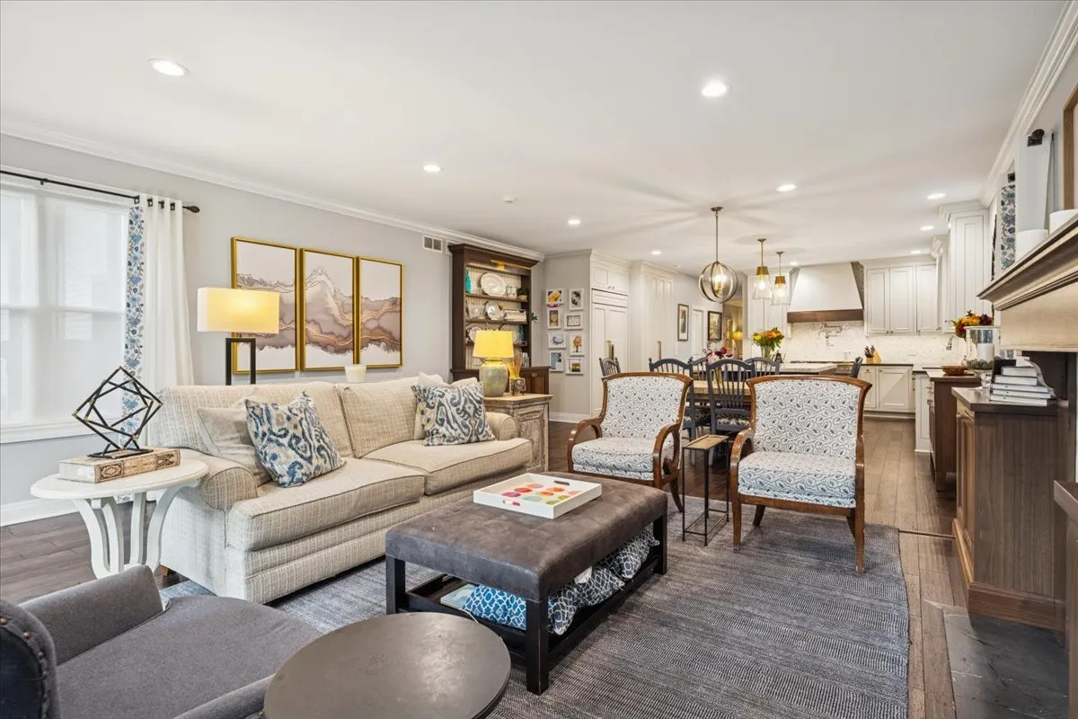 2226 W Barry Avenue IL