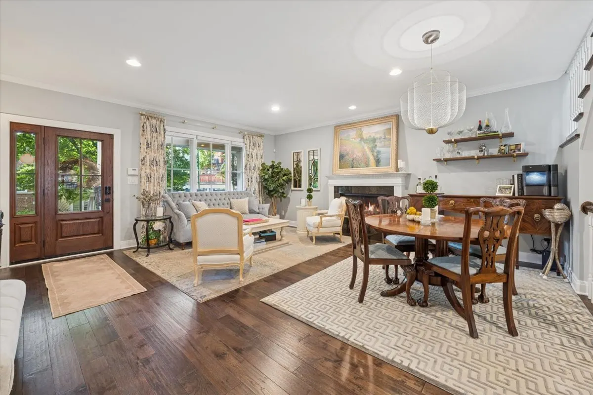 2226 W Barry Avenue IL