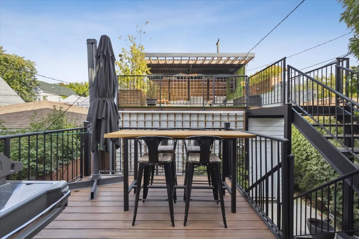 2226 W Barry Avenue IL