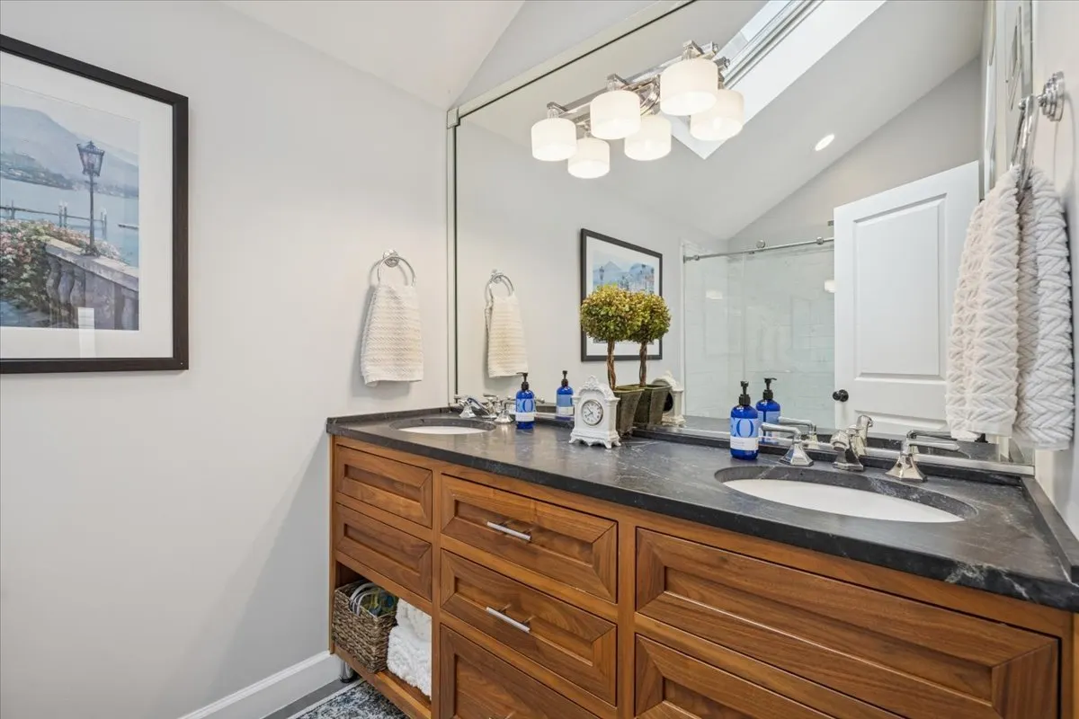 2226 W Barry Avenue IL