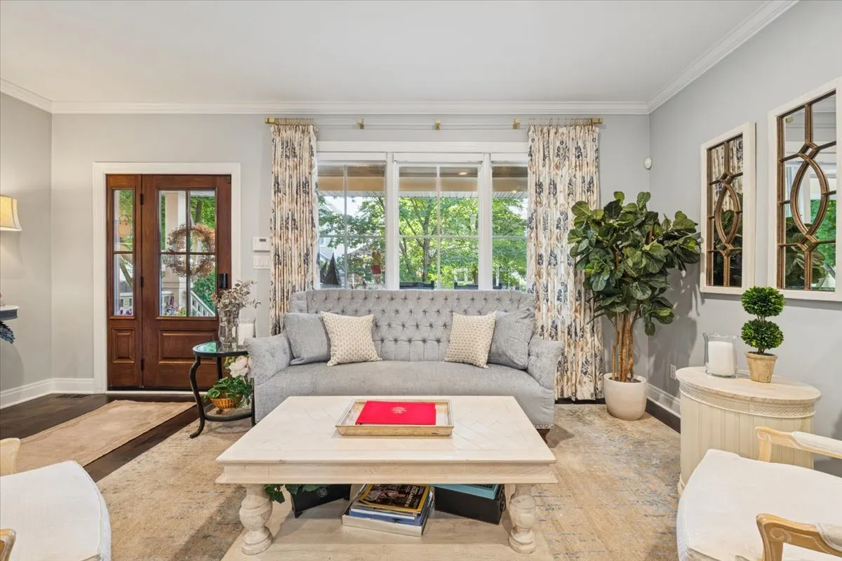 2226 W Barry Avenue IL