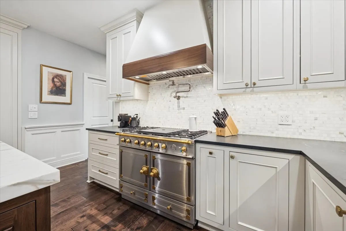 2226 W Barry Avenue IL