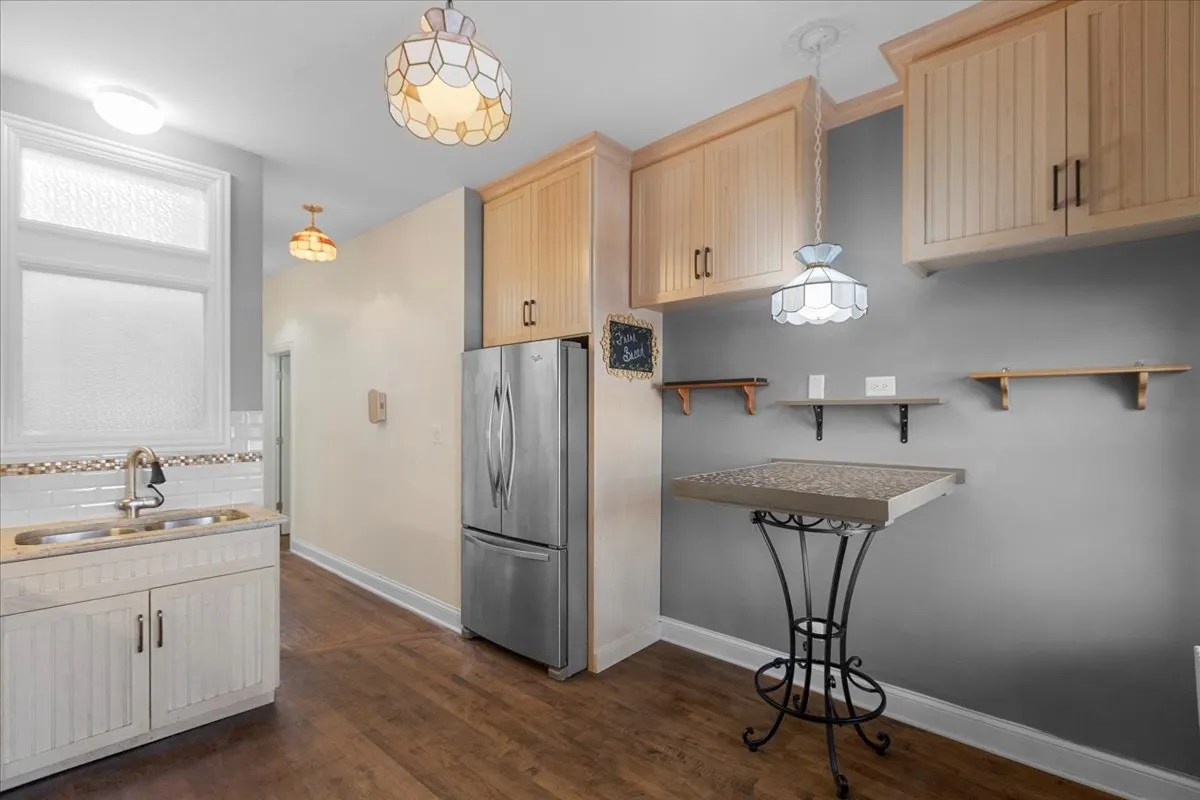 123 W 1st Street W 2 IL