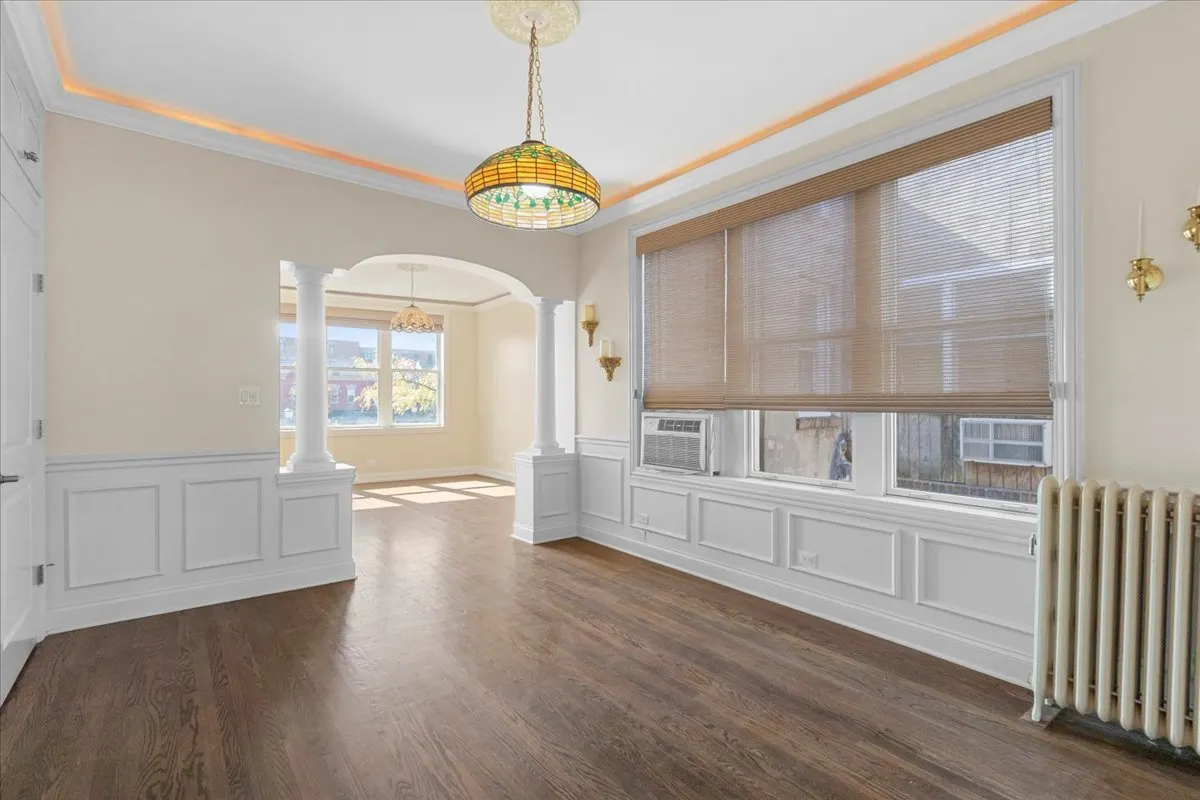 123 W 1st Street W 2 IL