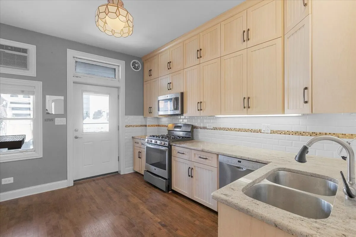 123 W 1st Street W 2 IL