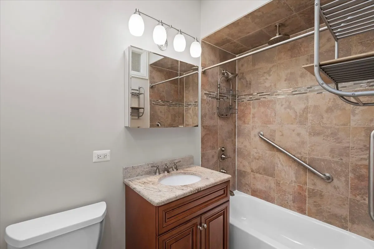 123 W 1st Street W 2 IL