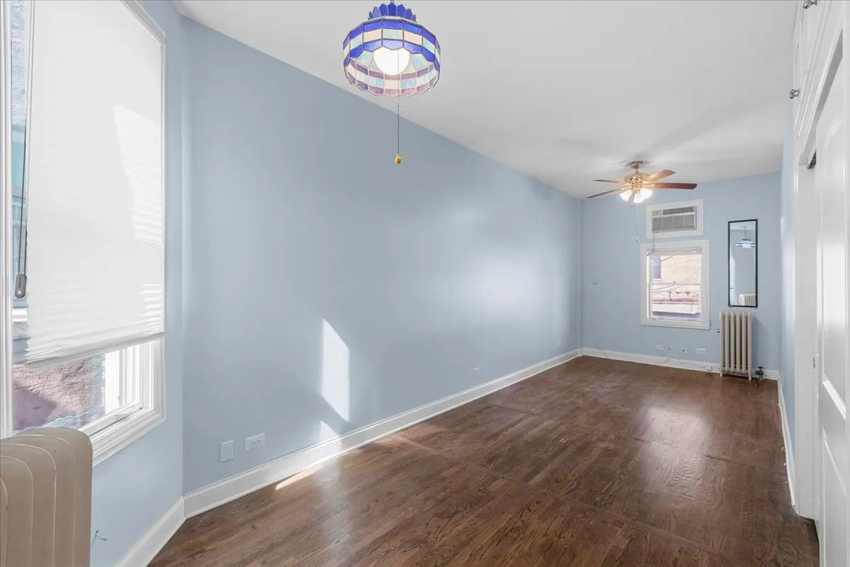 123 W 1st Street W 2 IL