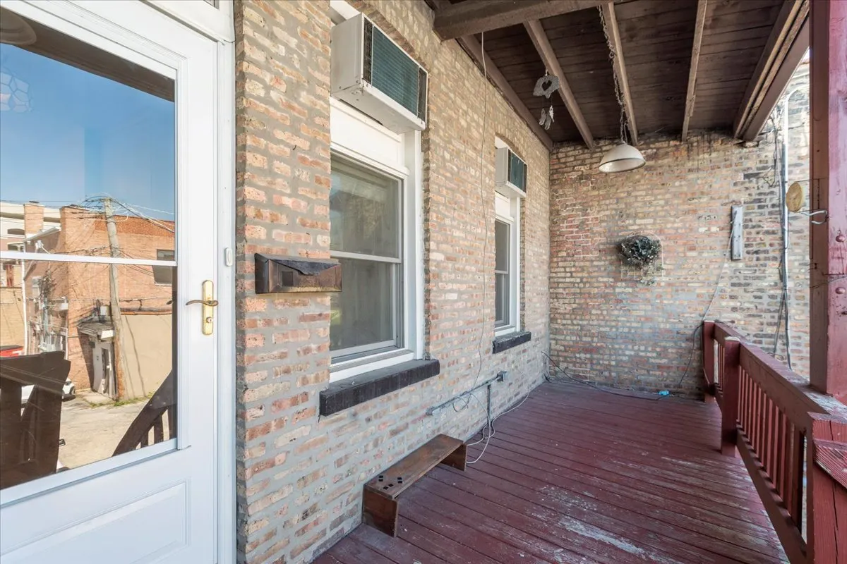 123 W 1st Street W 2 IL