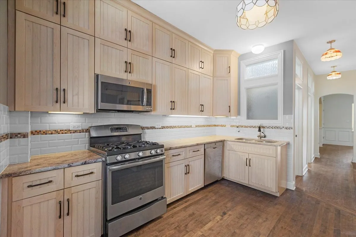 123 W 1st Street W 2 IL