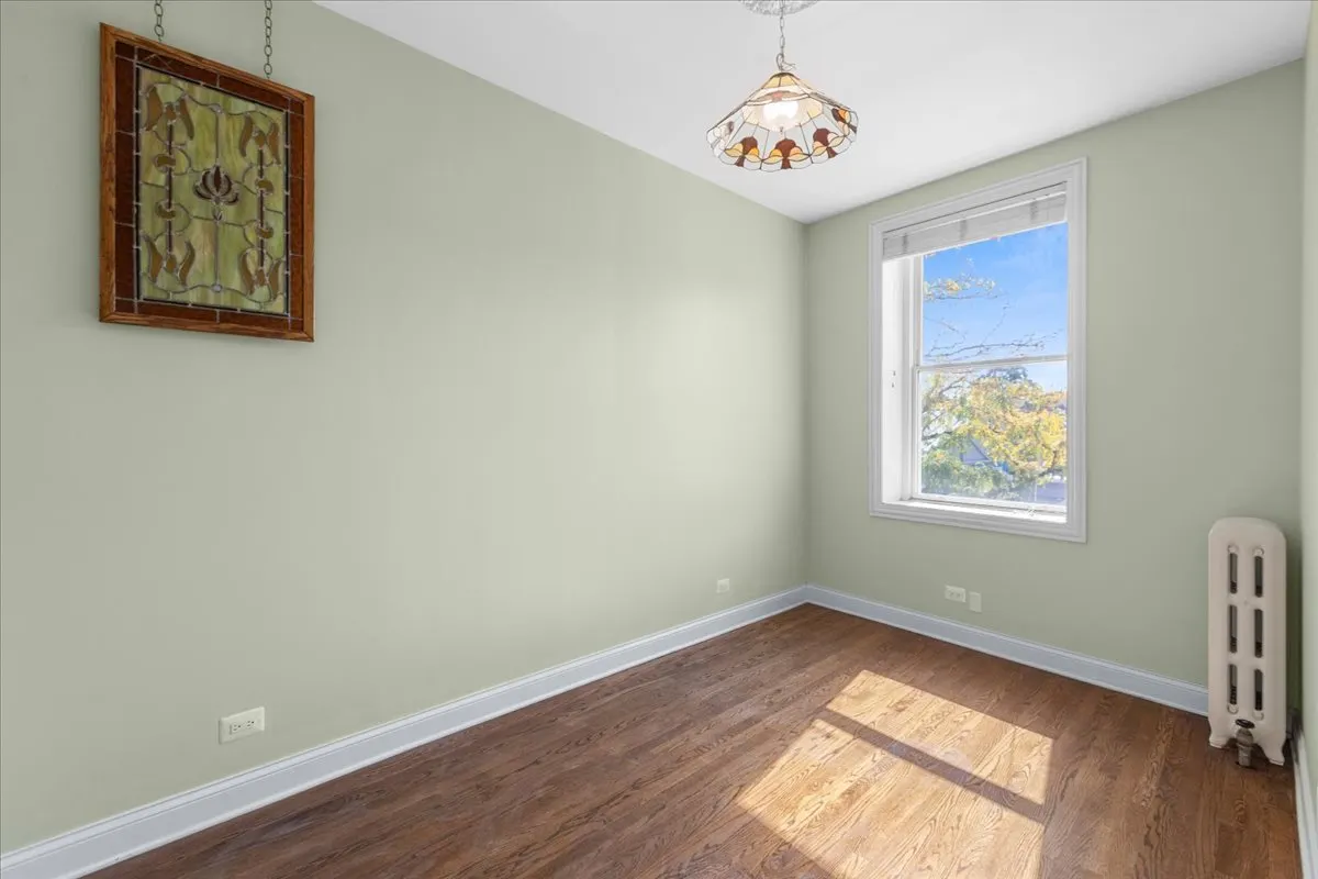 123 W 1st Street W 2 IL