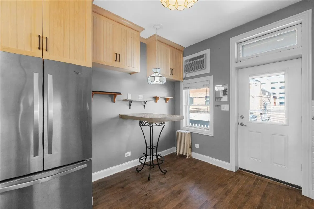 123 W 1st Street W 2 IL