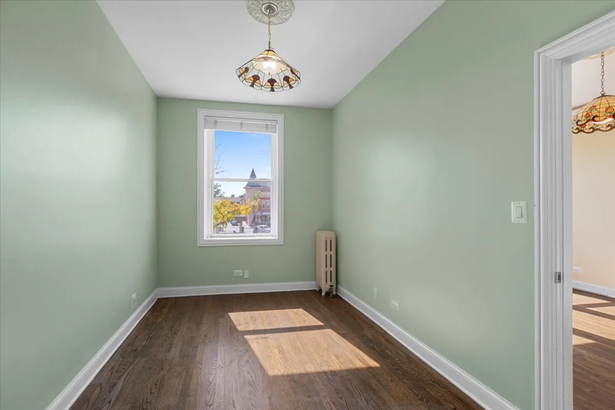 123 W 1st Street W 2 IL