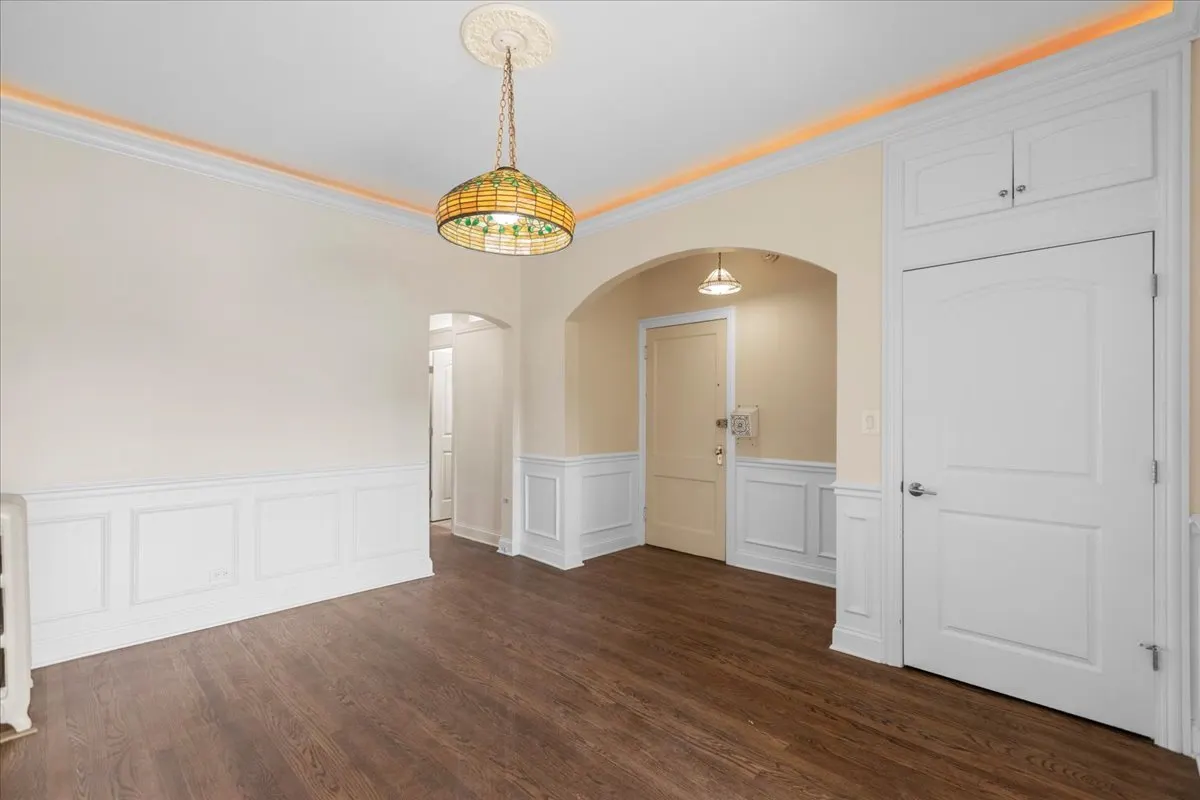123 W 1st Street W 2 IL
