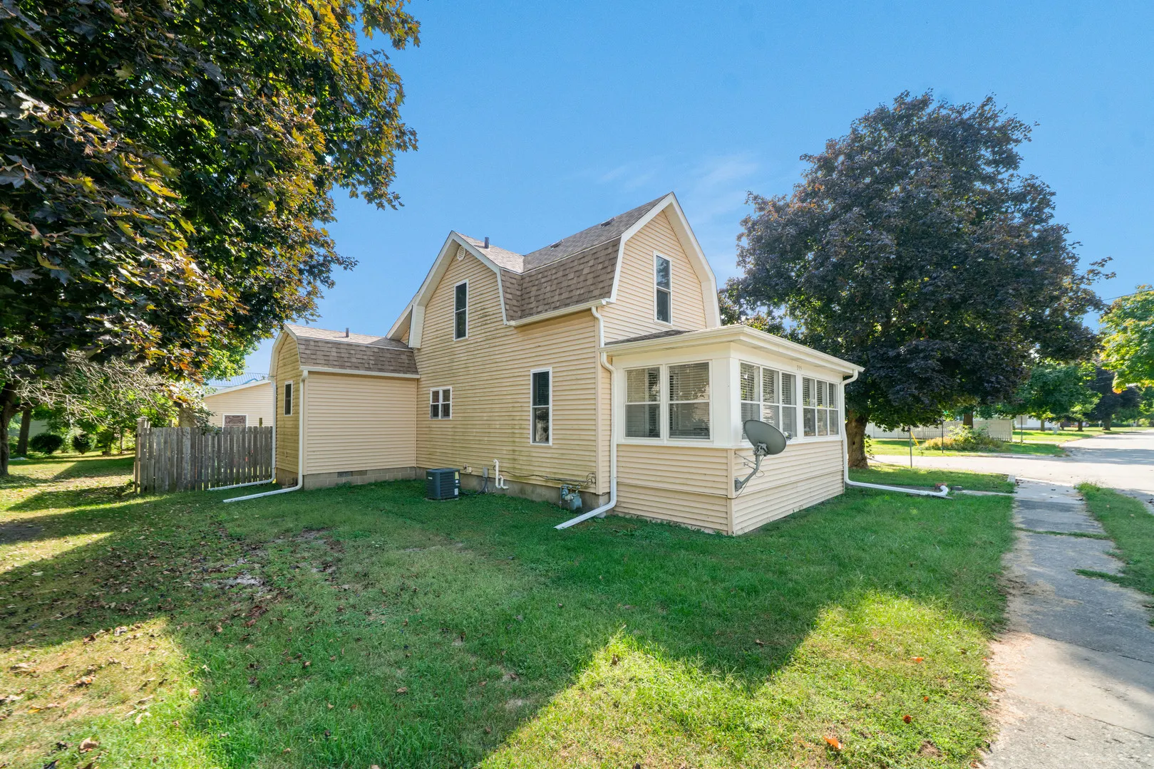 215 East Street IL
