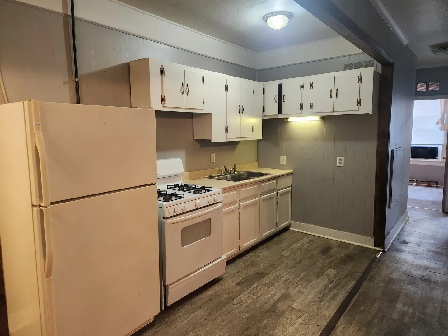 8 E Railroad Street 9 IL