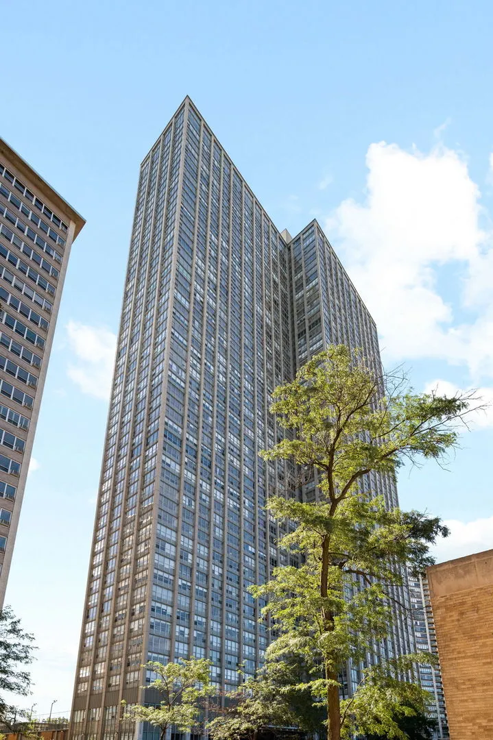 655 W IRVING PARK Road 1010 IL