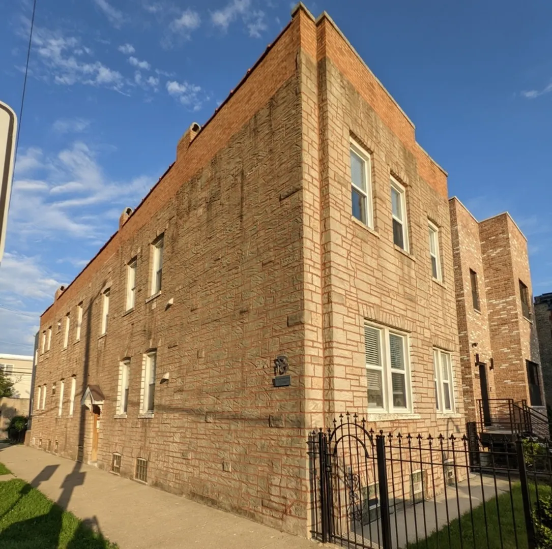 2257 W Hirsch Street IL