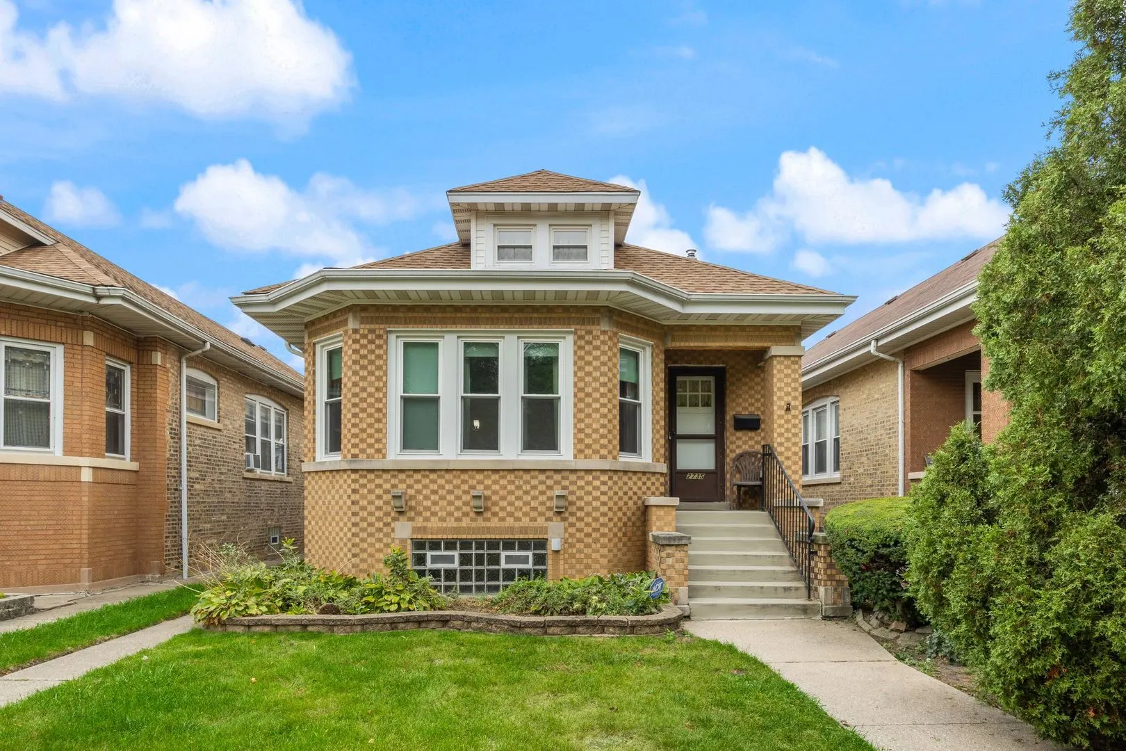 2735 N MANGO Avenue IL