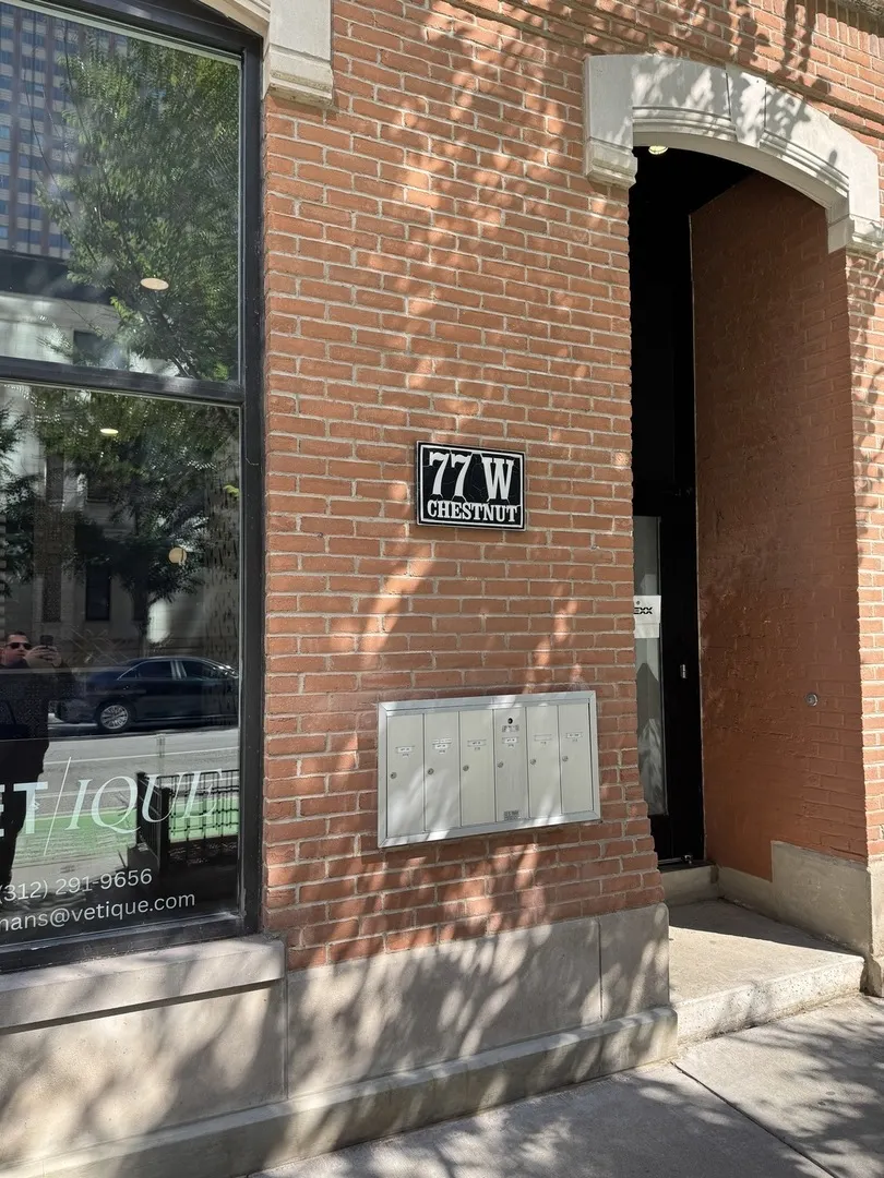 77 W Chestnut Street 3B IL