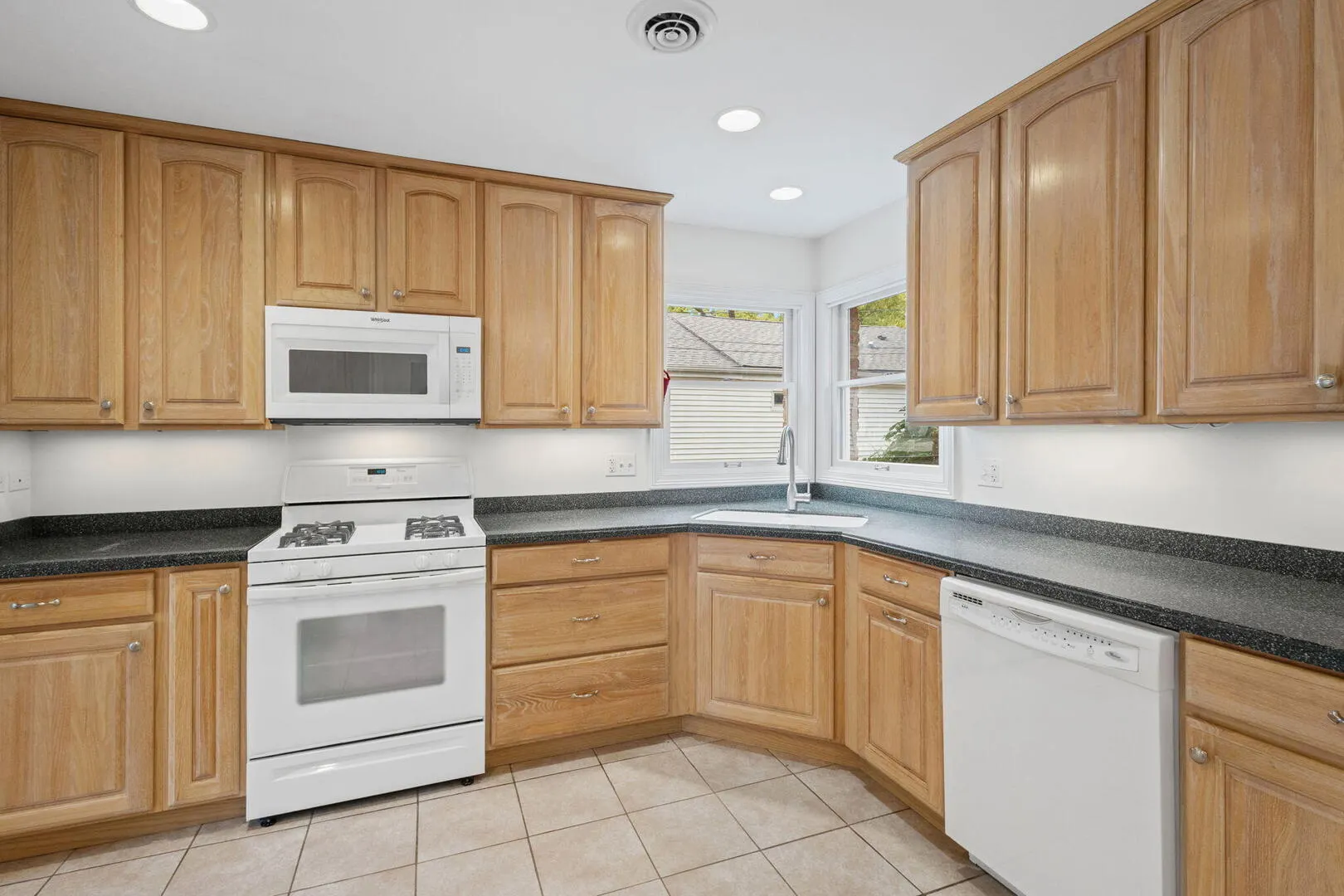 837 E Rockland Road IL