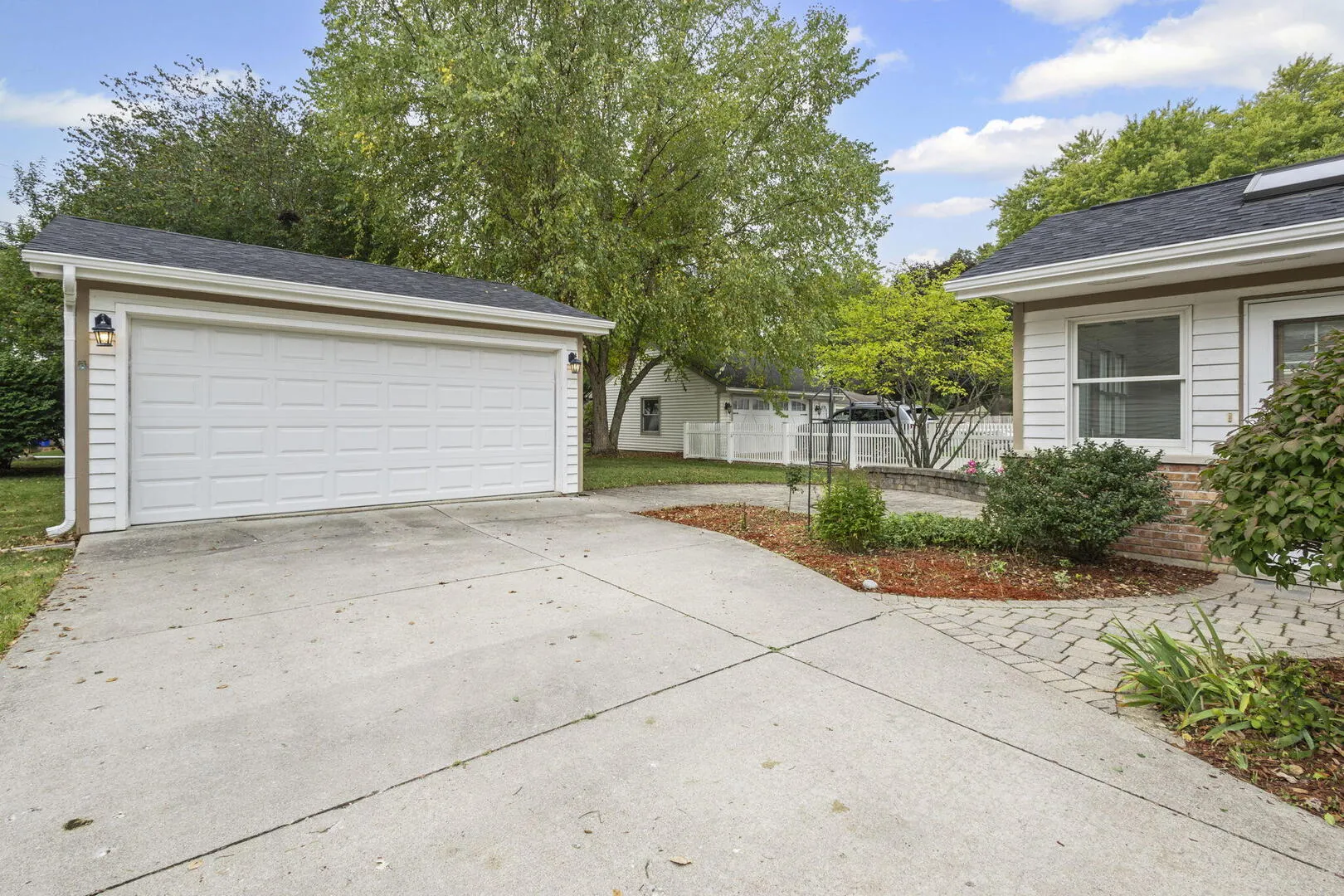 837 E Rockland Road IL