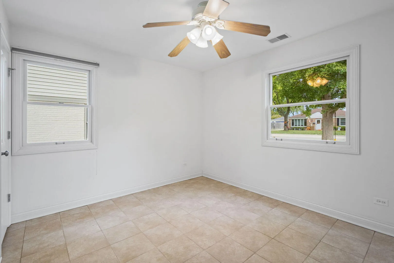 837 E Rockland Road IL