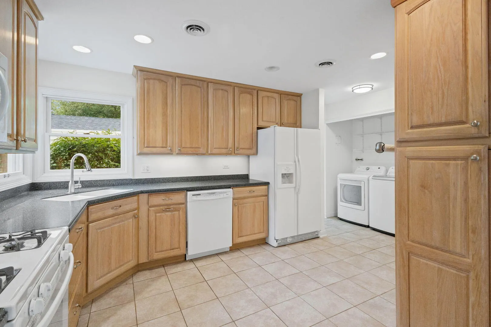 837 E Rockland Road IL