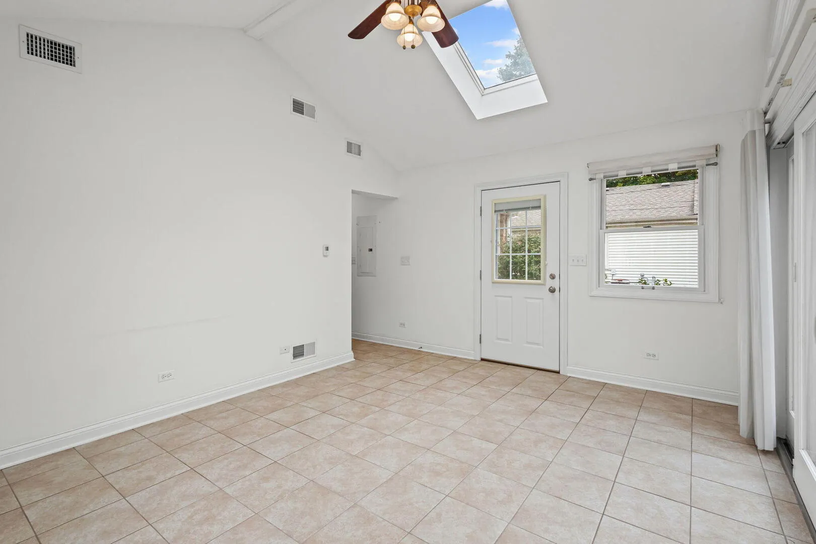 837 E Rockland Road IL