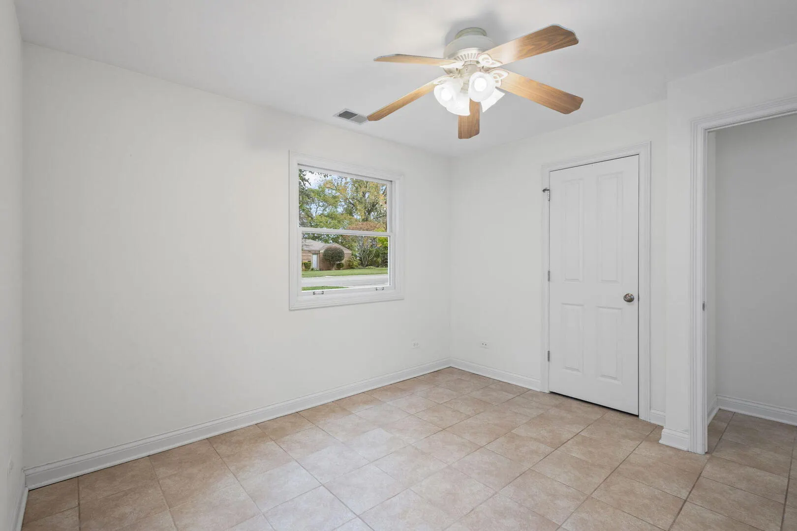 837 E Rockland Road IL