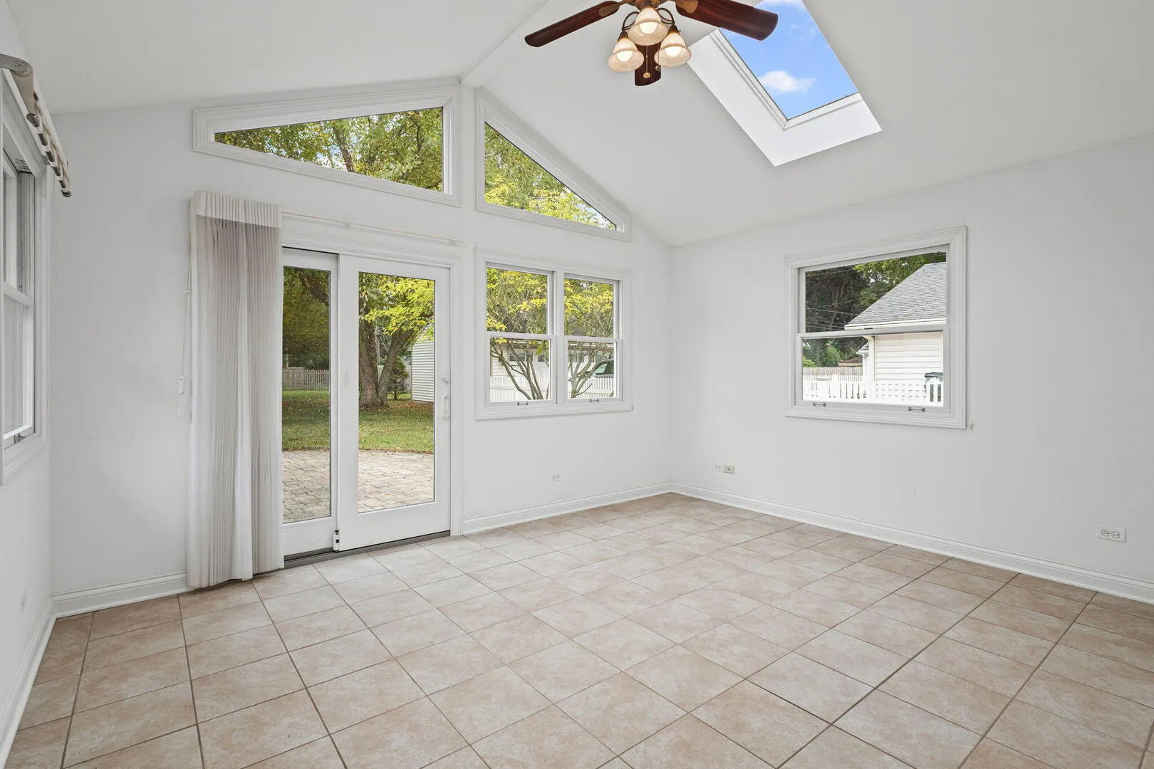837 E Rockland Road IL