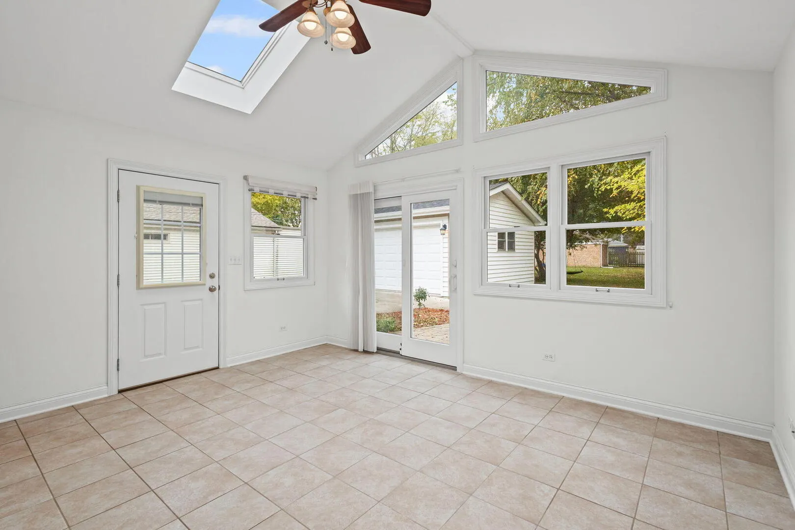 837 E Rockland Road IL