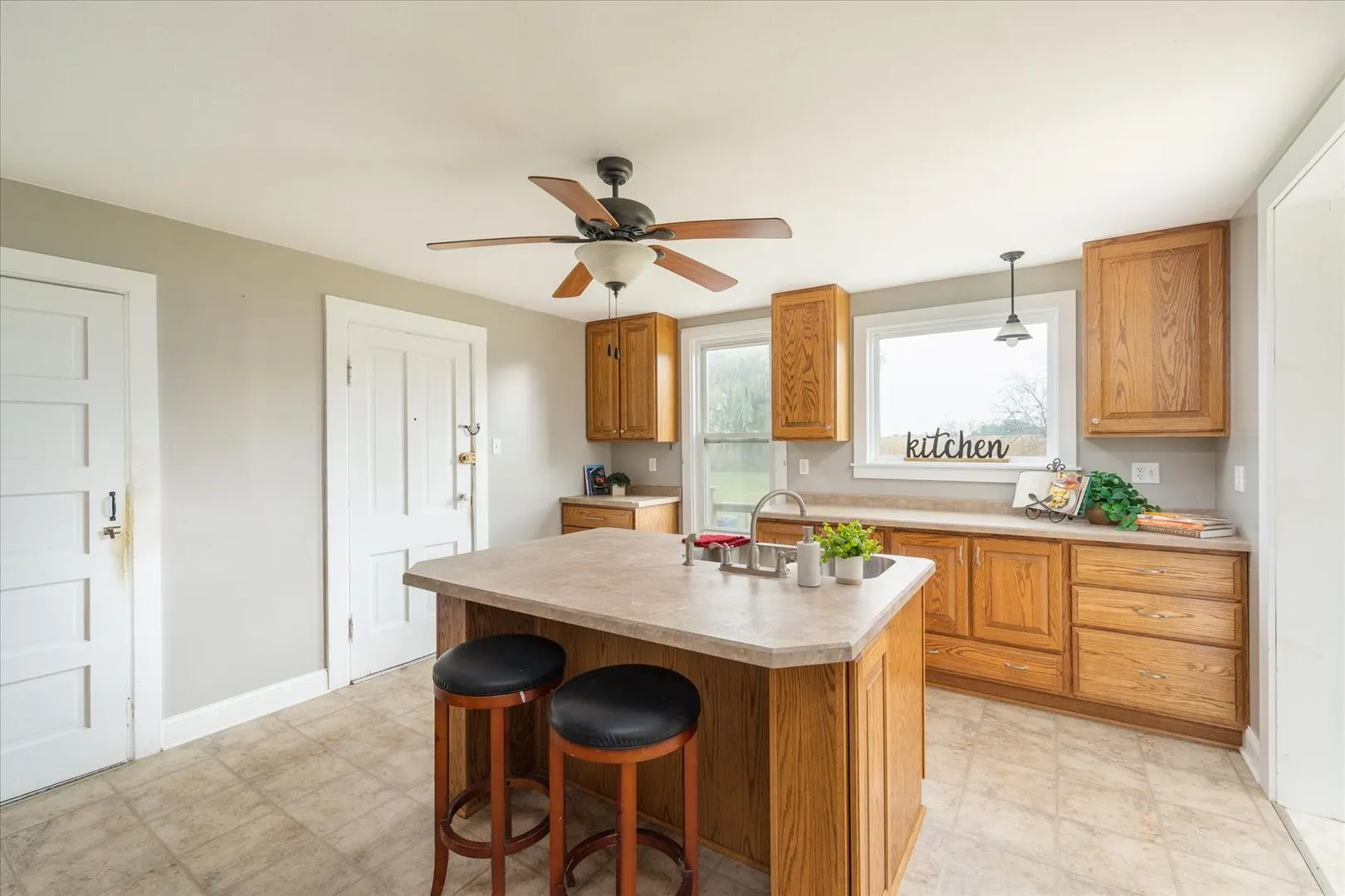 107 E Long Street IL