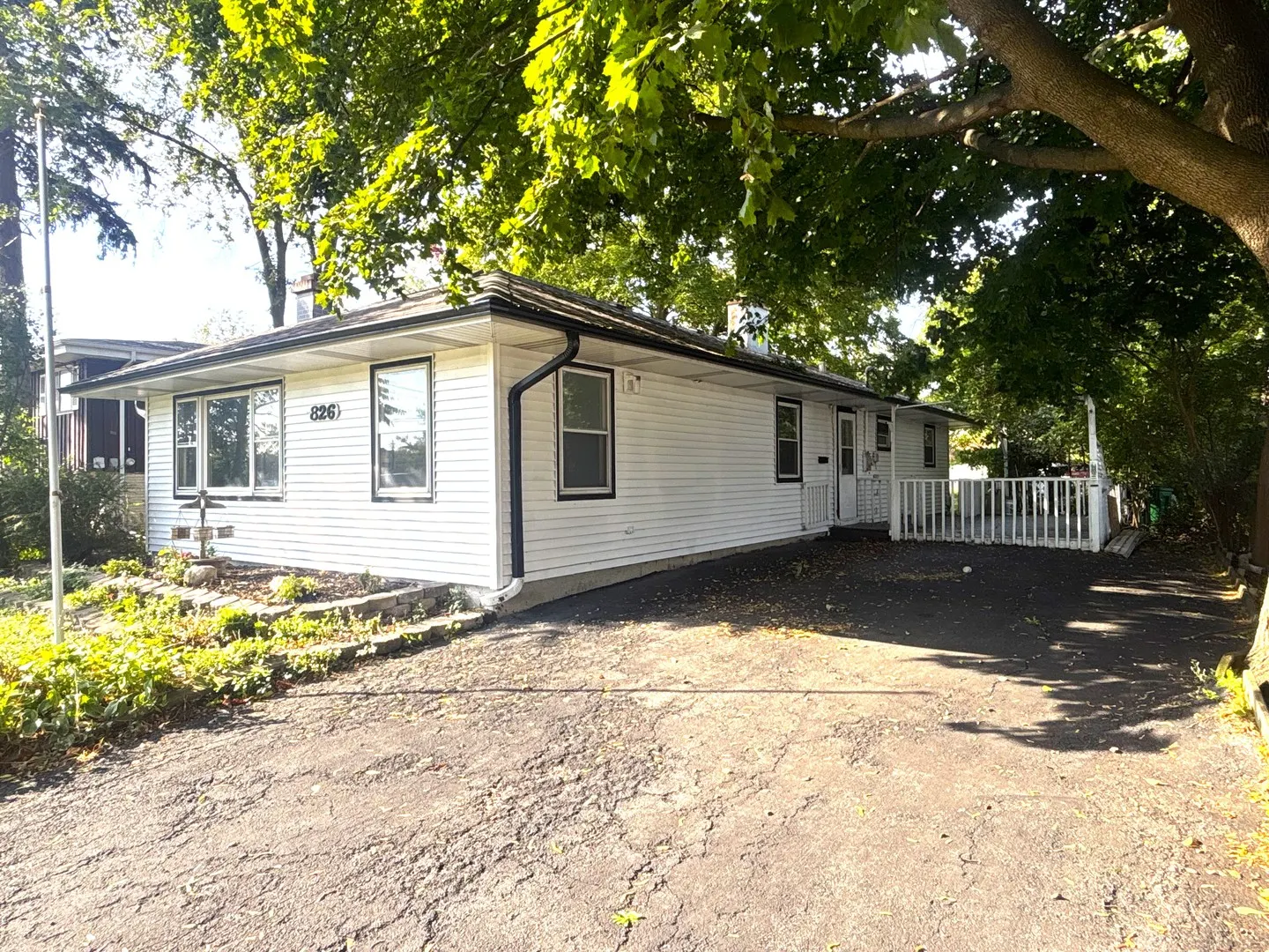 826 S Main Street IL