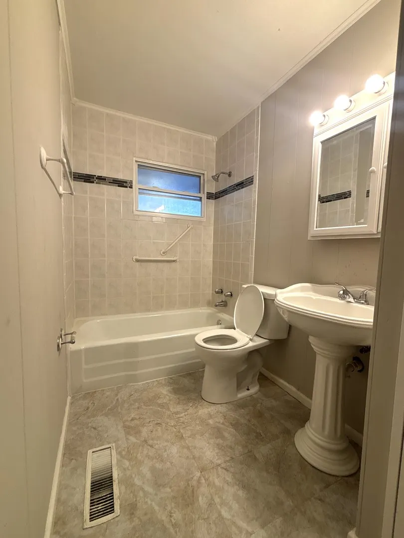 826 S Main Street IL