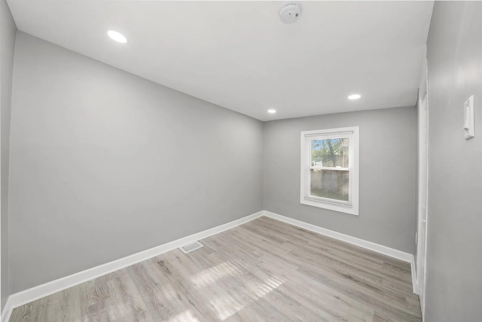 572 Middle Avenue IL