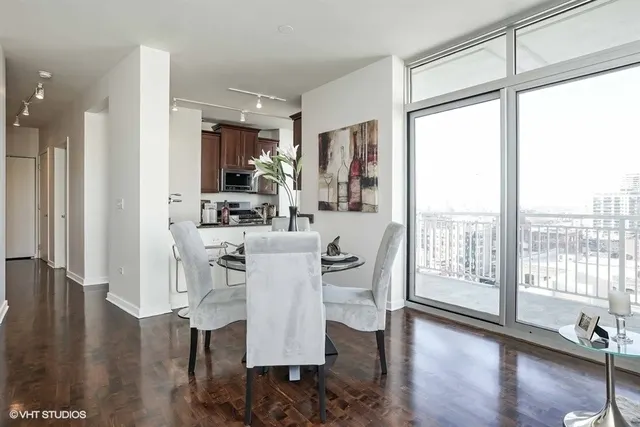 330 W Grand Avenue 2106 IL