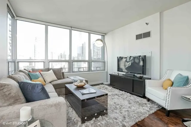330 W Grand Avenue 2106 IL