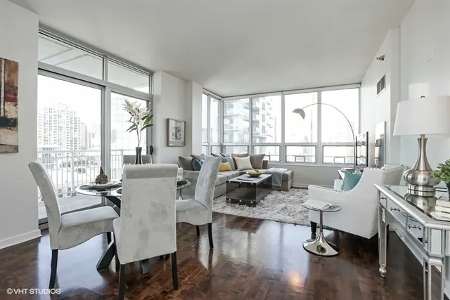 330 W Grand Avenue 2106 IL
