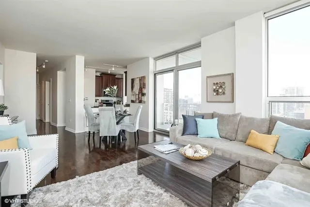 330 W Grand Avenue 2106 IL