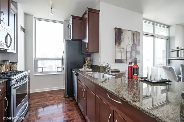 330 W Grand Avenue 2106 IL