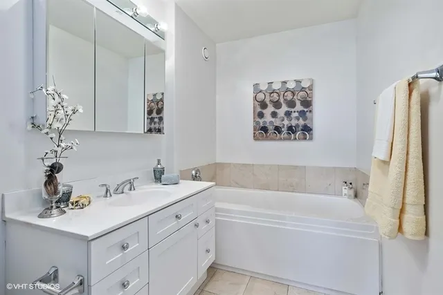 330 W Grand Avenue 2106 IL