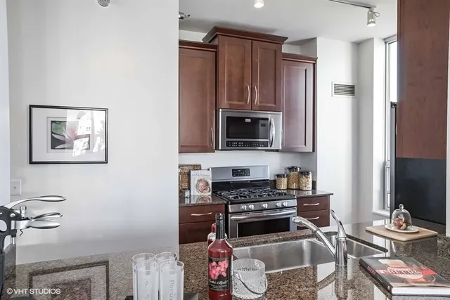 330 W Grand Avenue 2106 IL