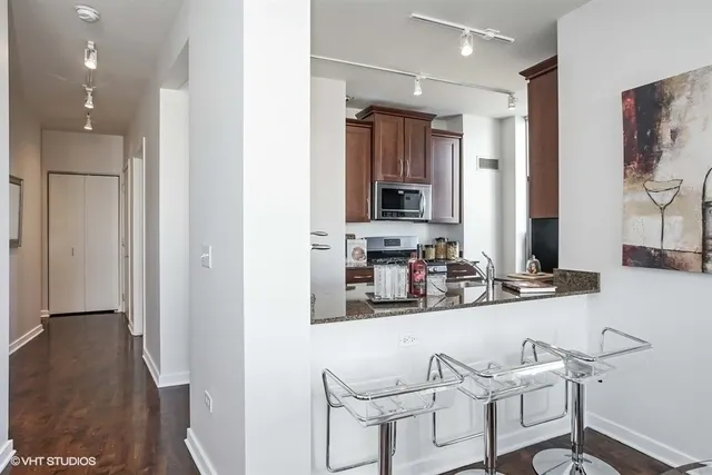 330 W Grand Avenue 2106 IL