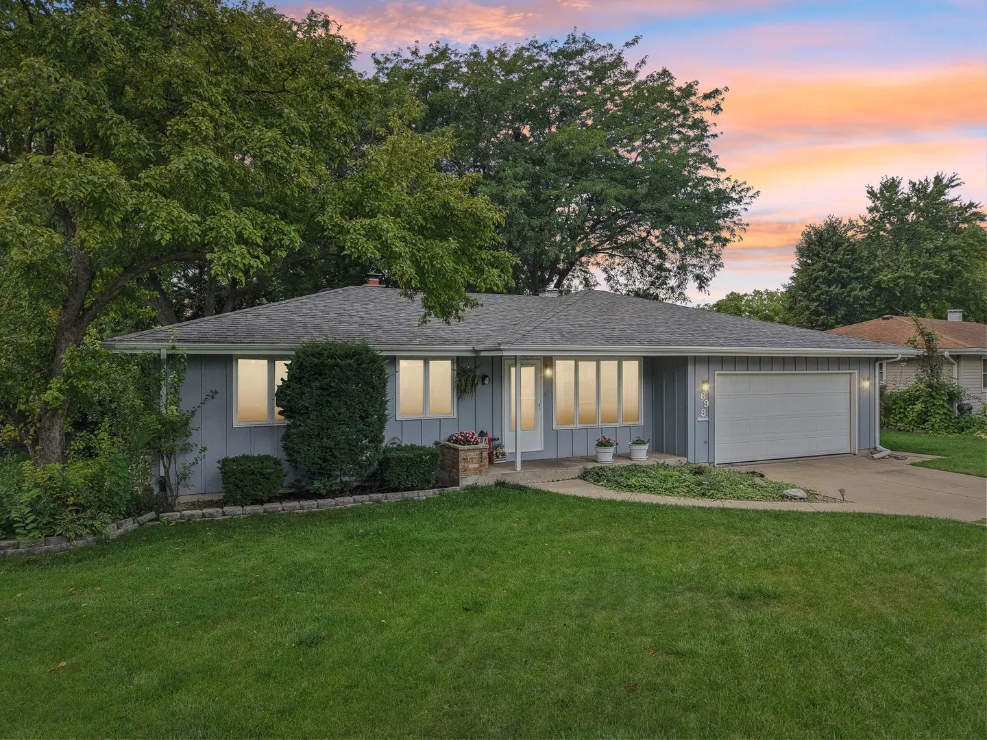 698 Hiawatha Drive IL