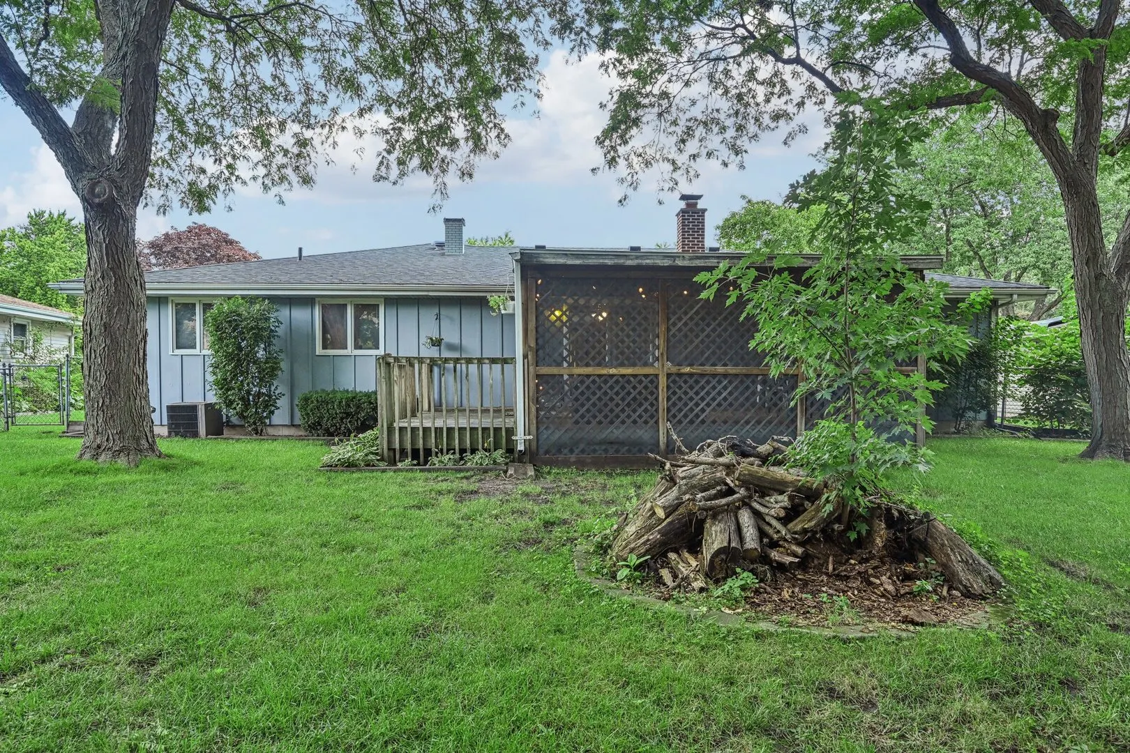 698 Hiawatha Drive IL